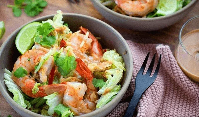 Салат с креветками и пекинской капустой