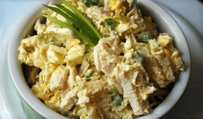 Салат с курицей и пекинской капустой