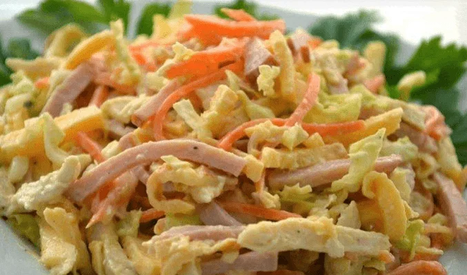 Салат с ветчиной, пекинской капустой и омлетом