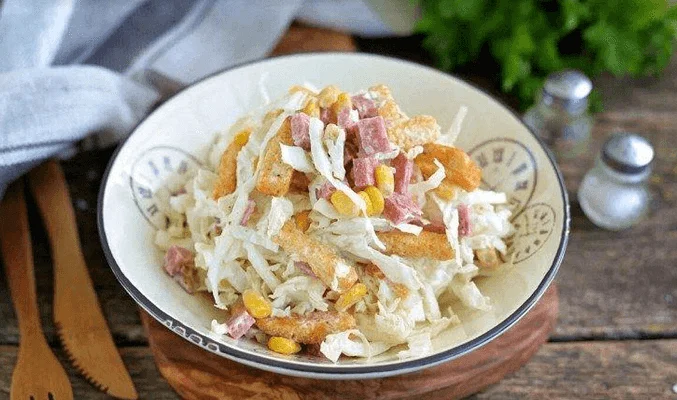 Салат из пекинской капусты с сухариками