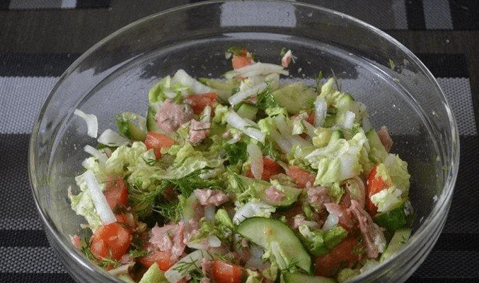 Салат из пекинской капусты с тунцом