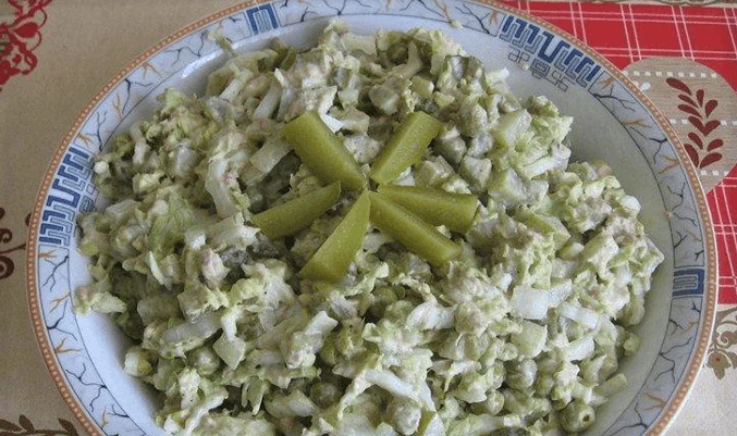 Салат с пекинской капустой и солеными огурцами