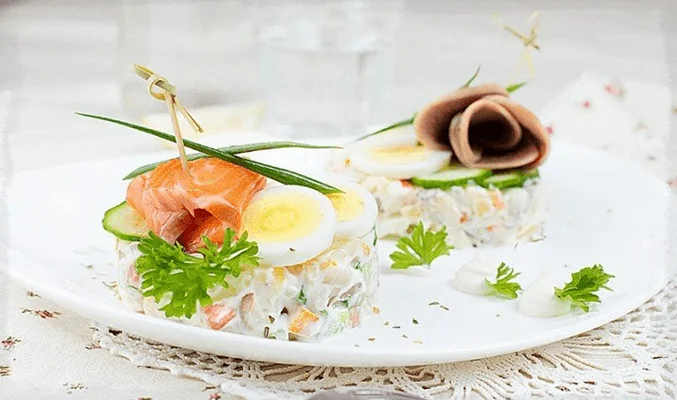 Салат с креветками, малосольной семгой, перепелиными яйцами и огурцами
