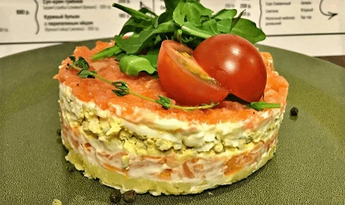 Слоеный салат из семги, помидоров, твердого сыра и картофеля