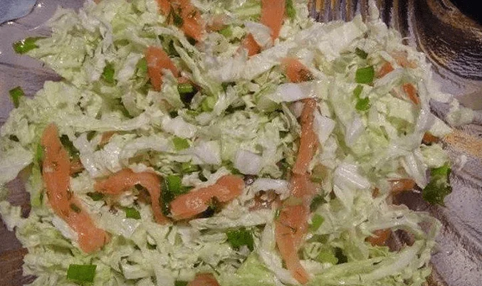 Салат с пекинской капустой, огурцами и малосольной семгой