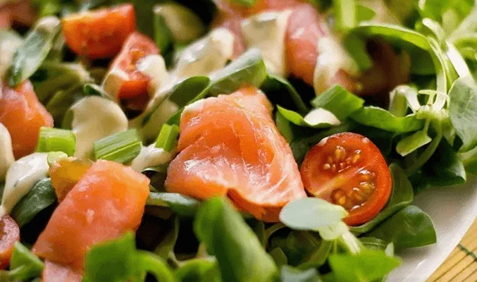 Салат с яйцами, помидорами, огурцами и малосольной семгой