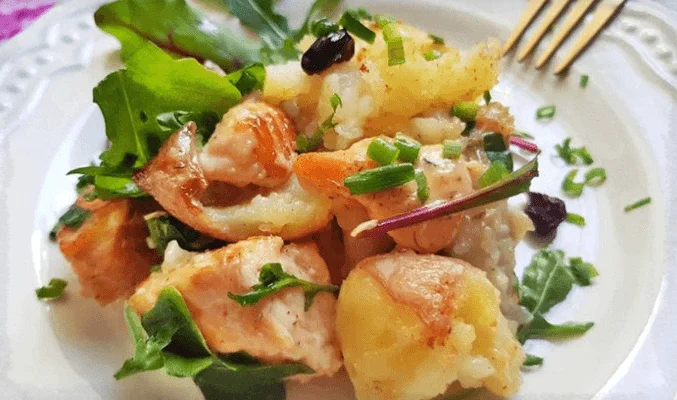 Салат с копченой семгой, картошкой, луком и зеленью