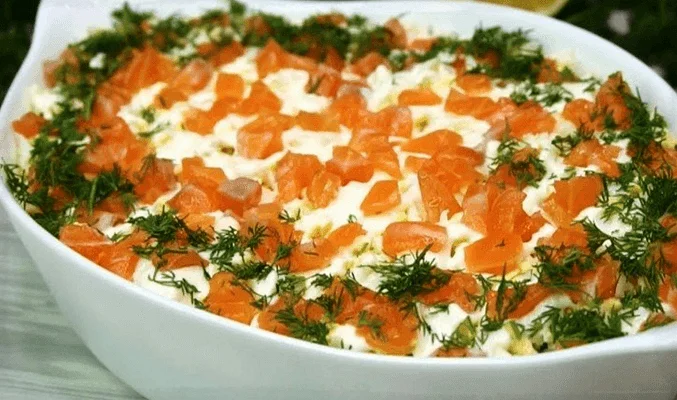 Слоеный салат с копченой семгой, картофелем, яйцами и маринованными грибами