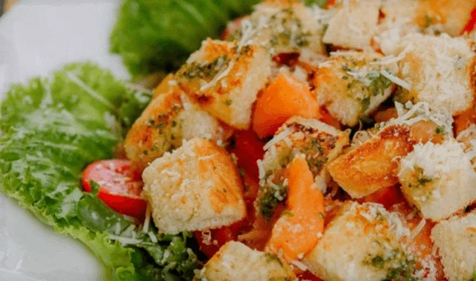 Салат с жареной семгой, свежими овощами и сухариками