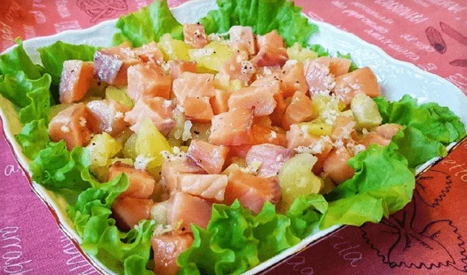 Салат из малосольной семги, картофеля, лука и корнишонов