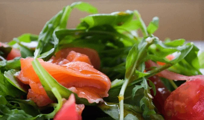 Салат с горгонзолой, малосольной семгой, помидорами и зеленью