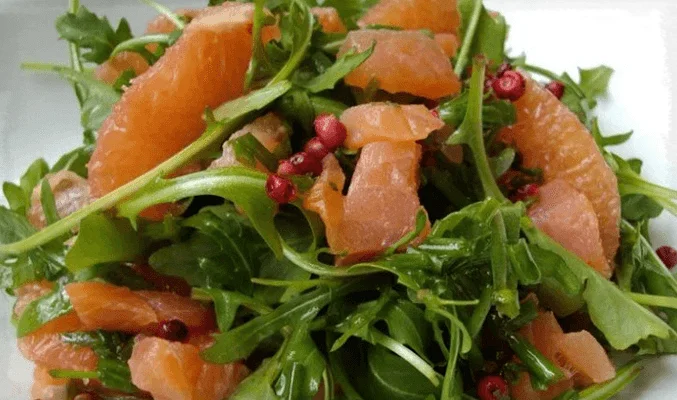 Праздничный салат с семгой, грейпфрутом, оливками и рукколой