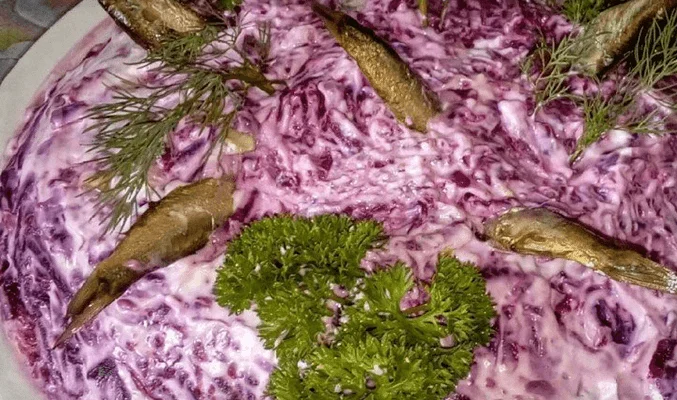 Слоеный салат со свеклой, шпротами, луком и картофелем