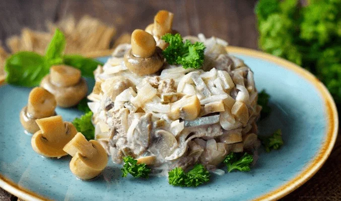Салат с маринованными грибами, шпротами и картофелем