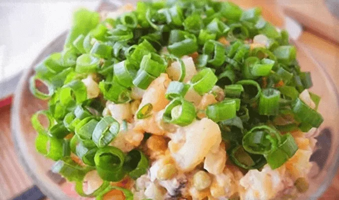 Салат со шпротами, зеленым горошком, картофелем и маринованным луком