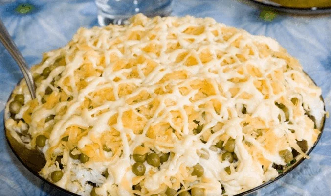 Салат со шпротами, зеленым горошком и плавленым сыром