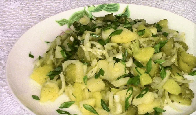 Салат со шпротами, солеными огурцами, картофелем и луком