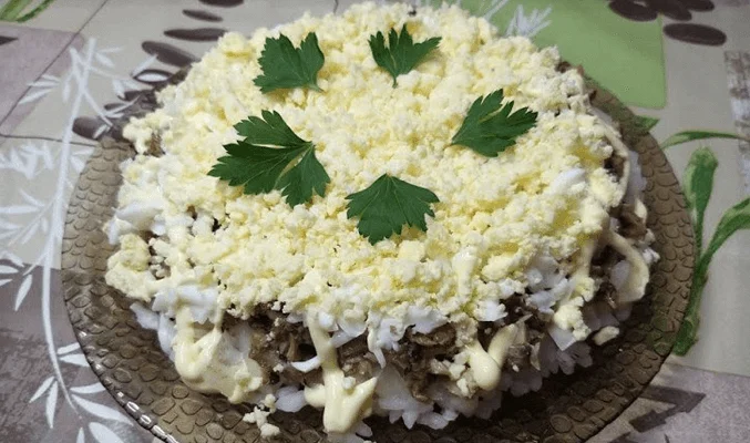 Слоеный салат со шпротами, рисом и яйцом