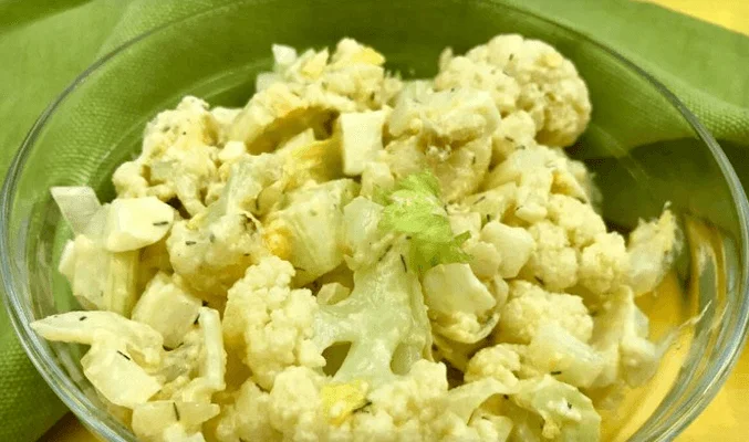 Салат с цветной капустой, солеными огурцами и шпротами