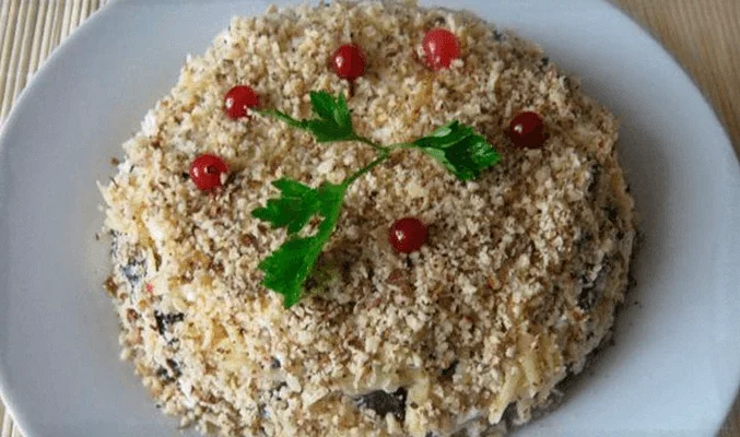 Слоеный салат с яблоками, черносливом и шпротами