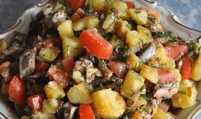 Салат со шпротами, помидорами и картофелем
