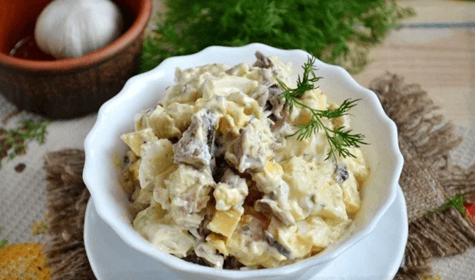 Салат с сыром, шпротами и сухариками
