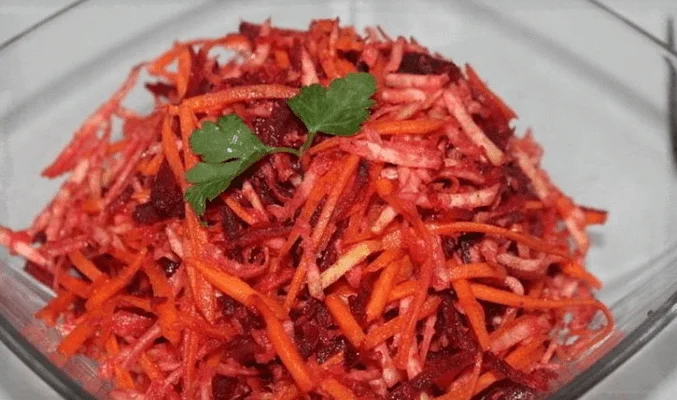 Салат из сырой свеклы с сельдереем и морковью