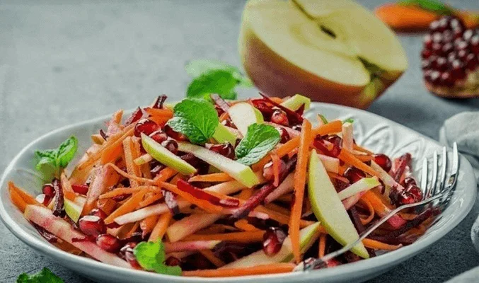 Витаминный салат из свеклы, яблок и моркови
