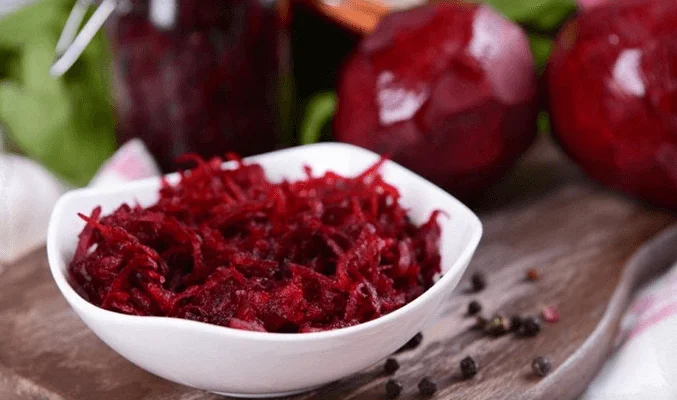 Простой салат из сырой свеклы