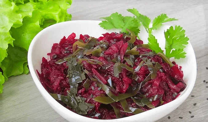 Салат из сырой свеклы с морской капустой и чесноком