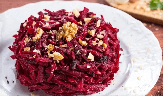 Салат из свеклы с черносливом и орехами