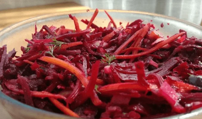 Салат из сырой свеклы с морковью и медово-горчичной заправкой