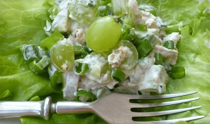Мясной салат с солеными огурцами и виноградом