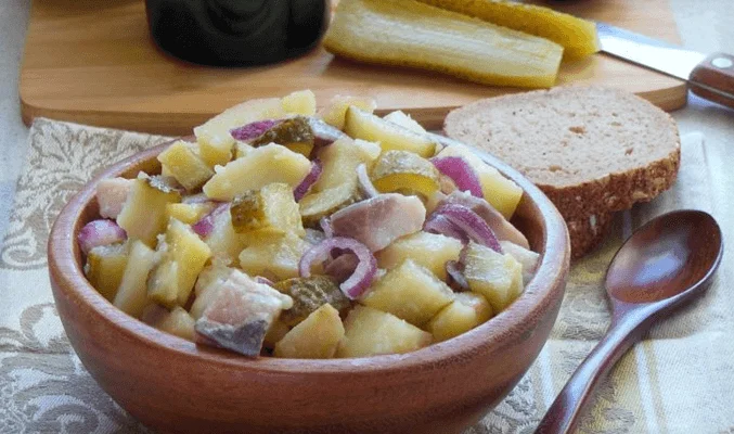 Домашний салат из соленых огурцов, селедки и картофеля