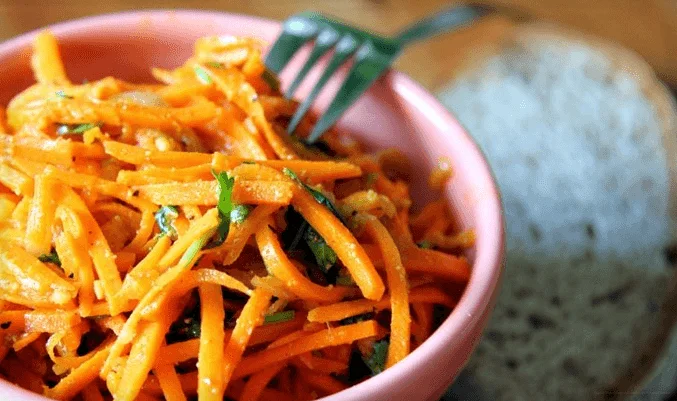Салат с солеными огурцами, картошкой и корейской морковью