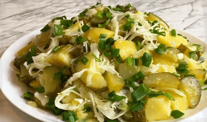 Салат из квашеной капусты, картофеля и соленых огурцов