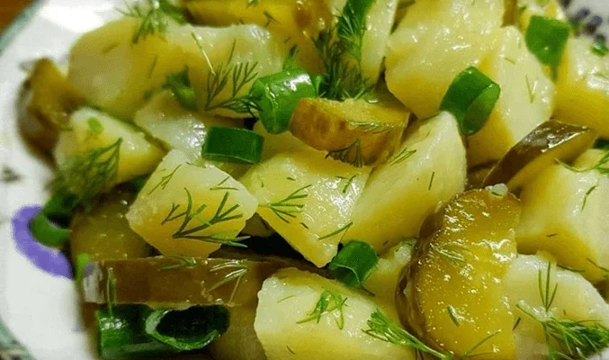 Салат из соленых огурцов и картофеля