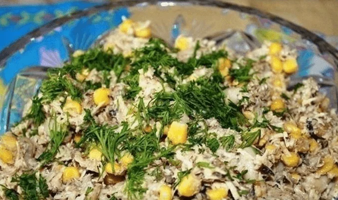 Салат из соленых огурцов, кукурузы и шпрот