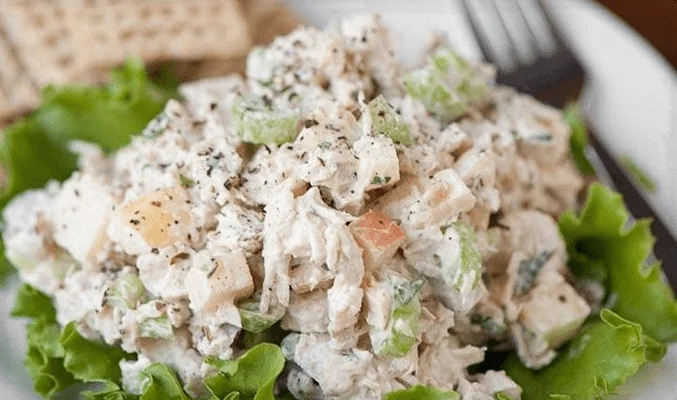 Салат с солеными огурцами, индейкой и яблоком