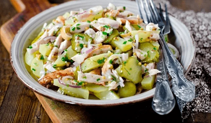 Салат с солеными огурцами, курицей и дижонской горчицей