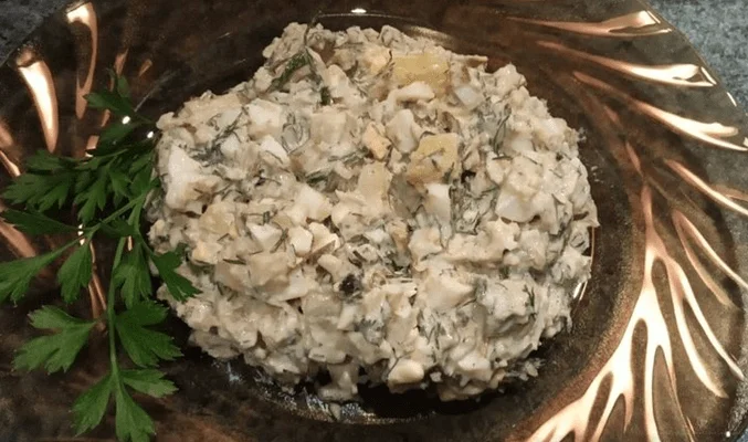 Салат с солеными огурцами и шпротами