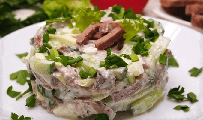 Салат с солеными огурцами, яйцами и языком