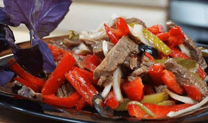Салат с говядиной, солеными огурцами и болгарским перцем
