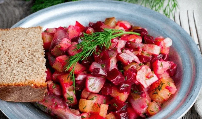 Салат из соленых огурцов, свеклы и селедки