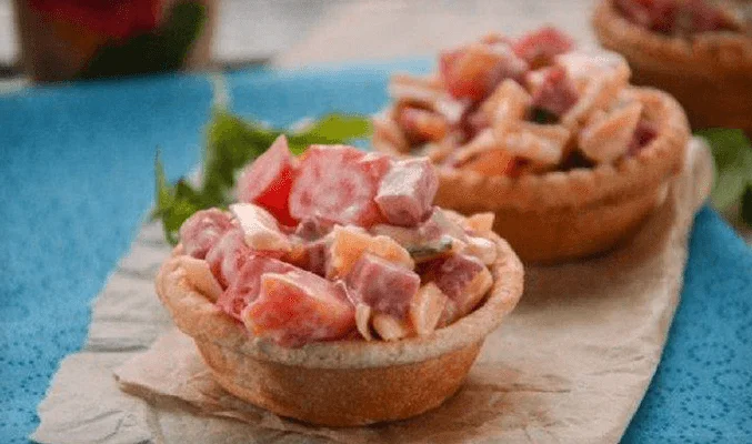 С колбасой, сыром и помидором