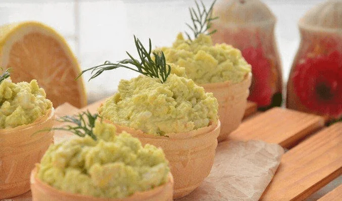 С авокадо, огурцом и оливками
