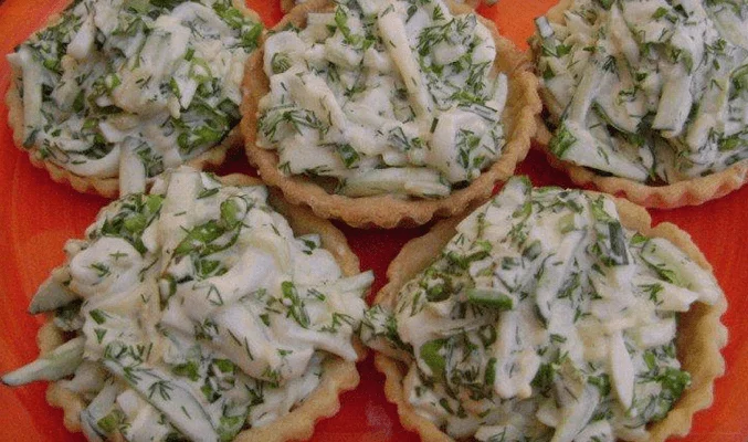 С кальмарами, яйцом и луком