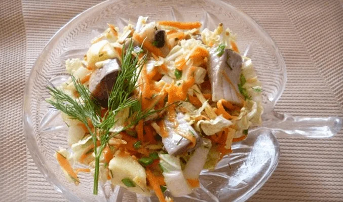 ПП салат с пекинской капустой, яблоками и селедкой