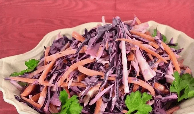 Салат из краснокочанной капусты с крабовым мясом и морковью