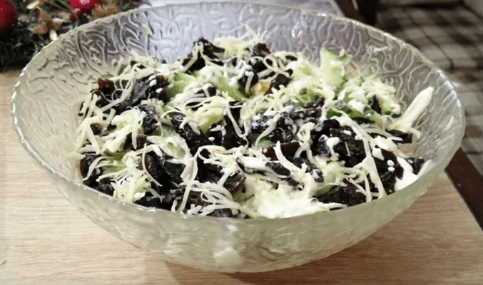 Салат с пекинской капустой, говядиной и черносливом